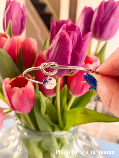 Influencer met zilveren armband