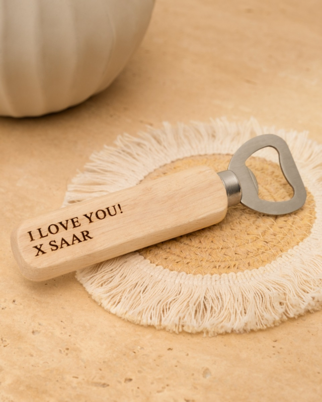 Houten flesopener met gravering