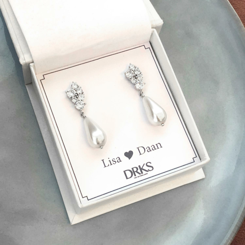 Mooie faux pearl oorbellen met sparkle in sieradendoosje