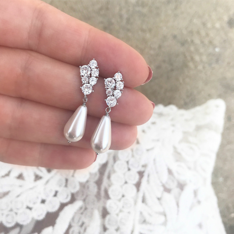 Mooie oorbellen met sparkle en faux pearl als hangers
