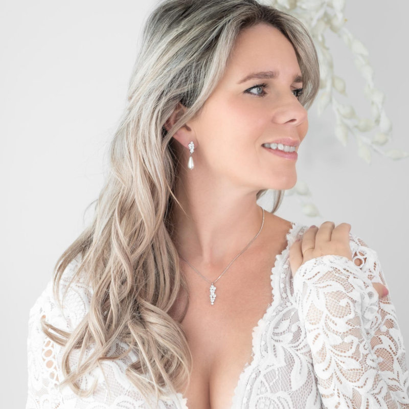 Bruid draagt een complete look met oorbellen voor de bruiloft