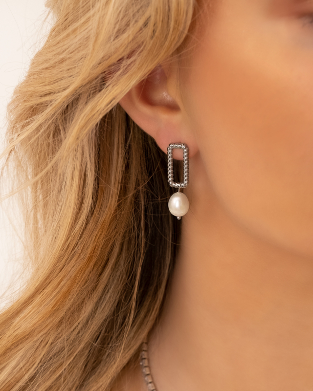Model draagt Oorbellen vintage pearl in oor