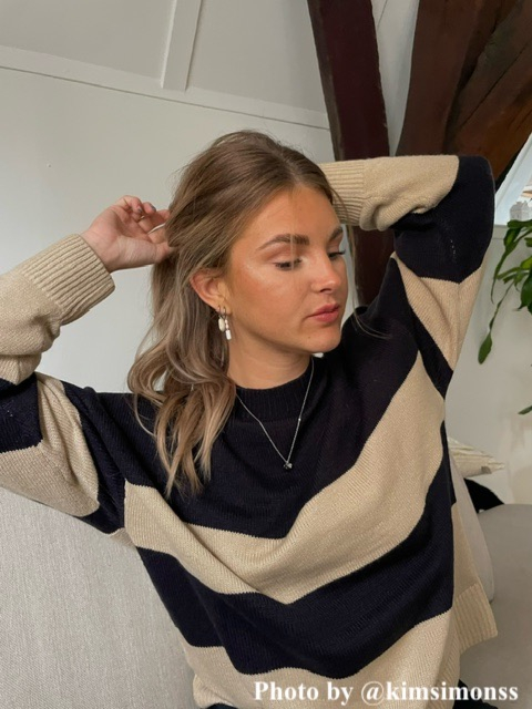 blond meisje draagt zilveren sieraden