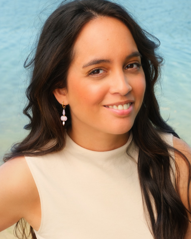 Model draagt roze oorhangers