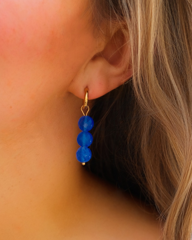 Gouden oorringetjes met blauwe steentjes
