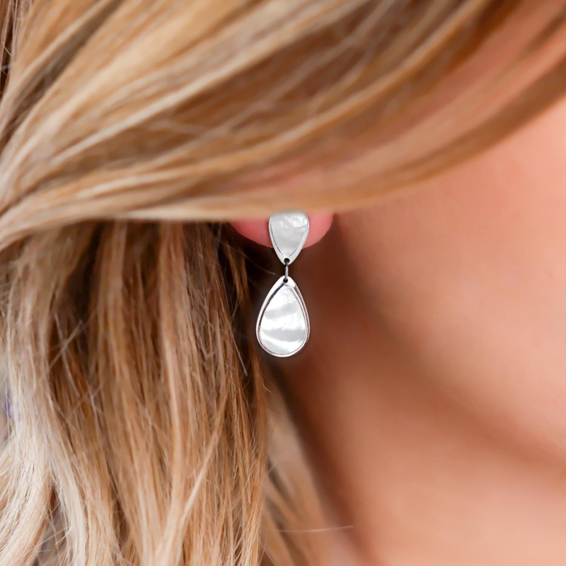 Mooie oorbellen in het oor voor een complete look