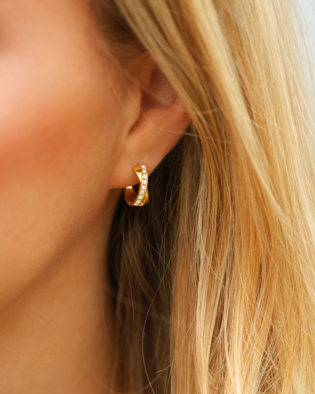 Gouden oorbellen met steentjes
