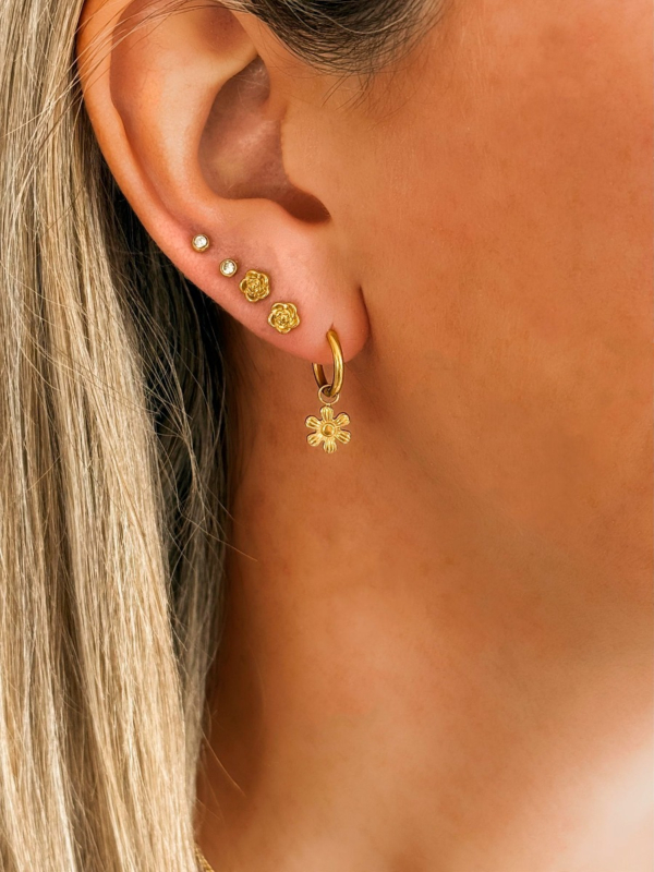 Gouden earparty met bloemen