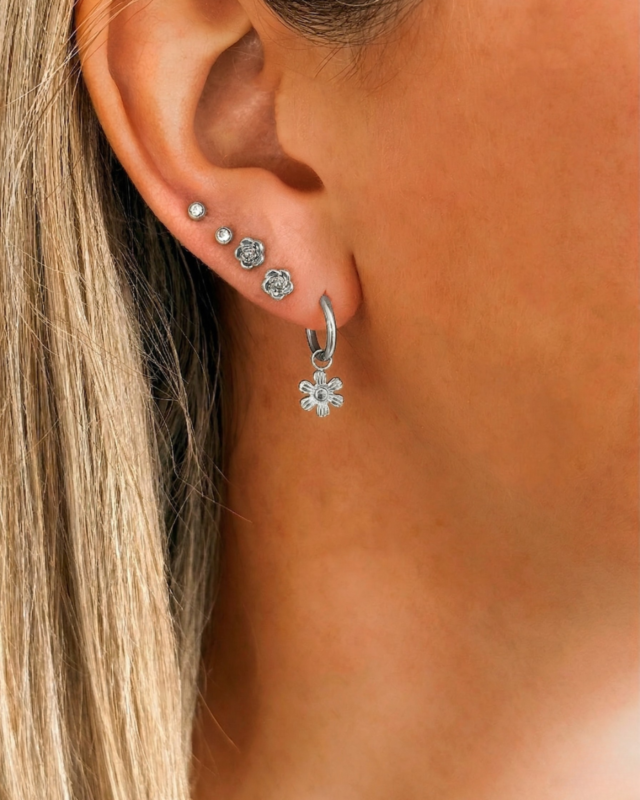 Zilveren earparty met bloemen