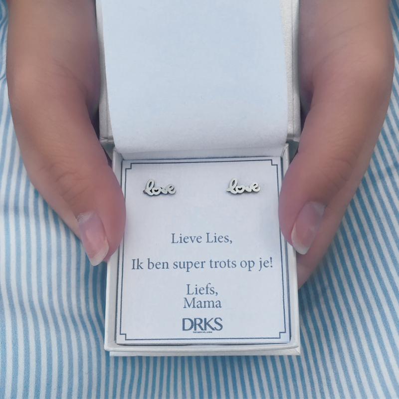 Stud oorbellen in het zilver met love tekst in het doosje