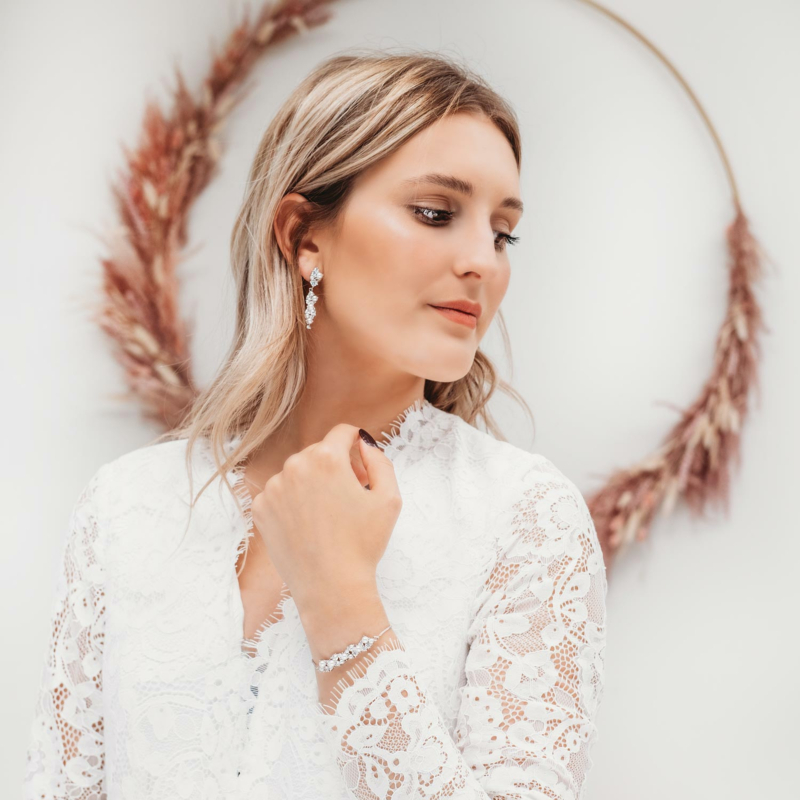 model draagt sparkle sieraden met pareltjes