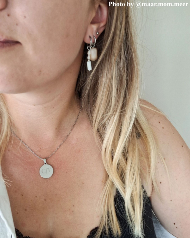 vrouw met zilveren sieraden om