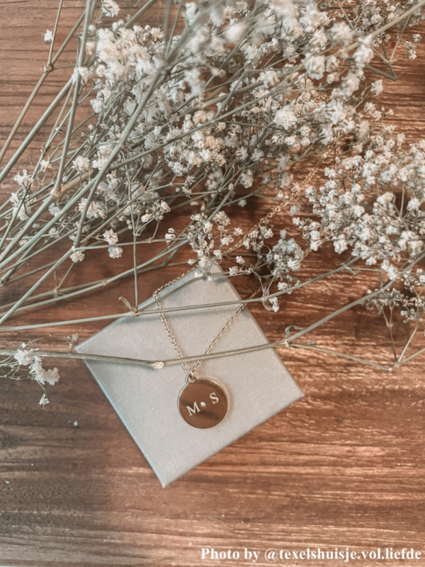 Influencer met zilveren ketting