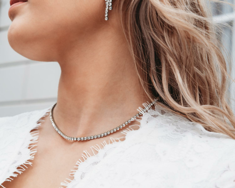 model draagt luxury tennis sieraden