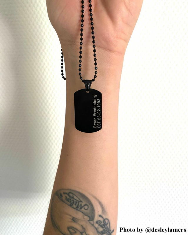 Dog tag ketting gegraveerd met naam en datum voor man