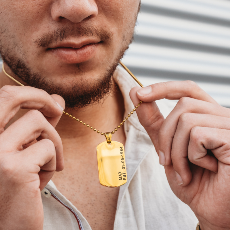 Dog tag ketting met naam en datum goudkleurig