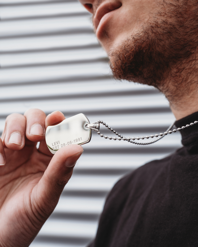 Graveerbare dog tag ketting met naam en datum voor heren