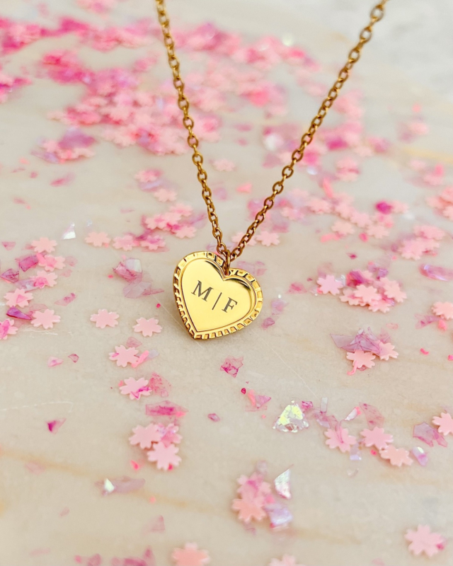 Gouden initialen ketting met roze glitters