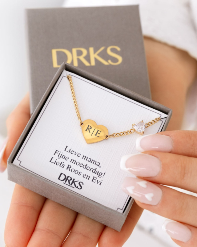 gouden hartjes ketting met tekstje voor mama in het sieradendoosje