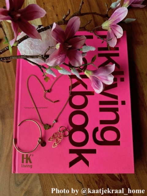 influencer deelt sieraden die liggen op boek