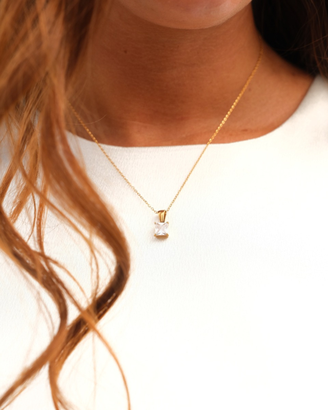 gouden ketting met vierkant steentje