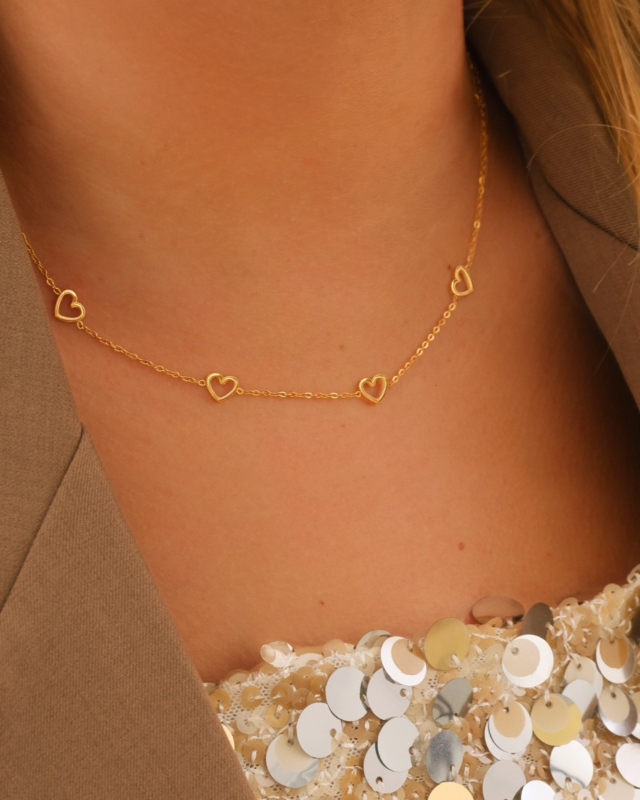 Gouden ketting met 4 hartjes