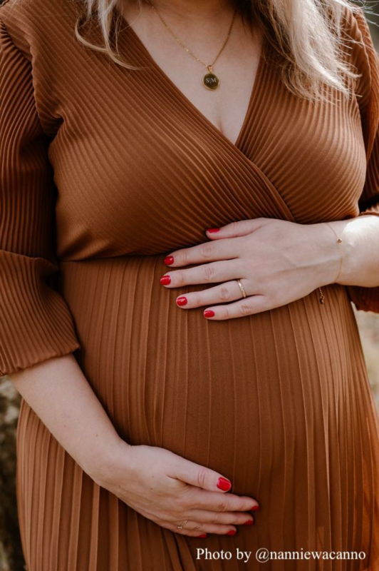 influencer draagt gouden graveerbare ketting