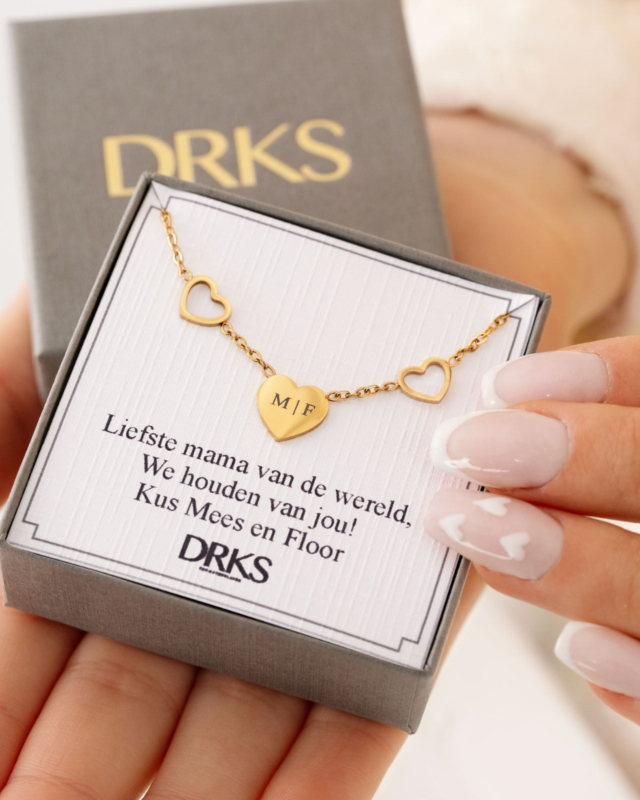 gouden hartjes ketting met initialen in sieradendoosje met tekstje voor mama