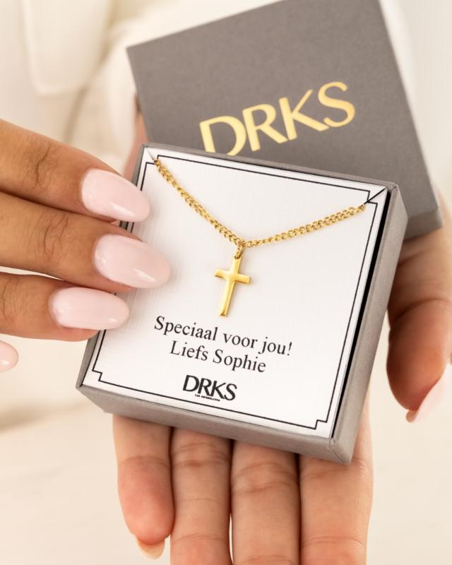 dames ketting met kruisje in sieradendoosje en persoonlijke tekst