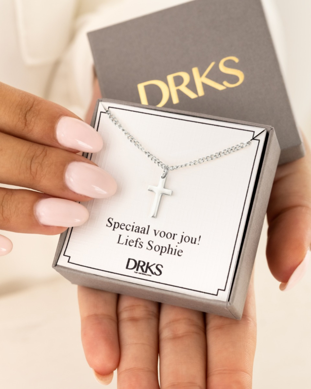 zilveren dames ketting met kruisje in sieradendoosje met persoonlijke tekst