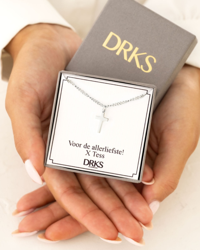 zilveren heren ketting met kruisje in sieradendoosje met persoonlijke tekst