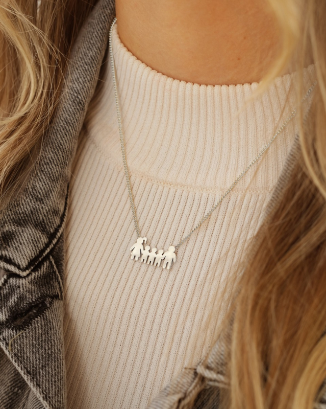 zilveren ketting met vader, moeder en 3 kinderen