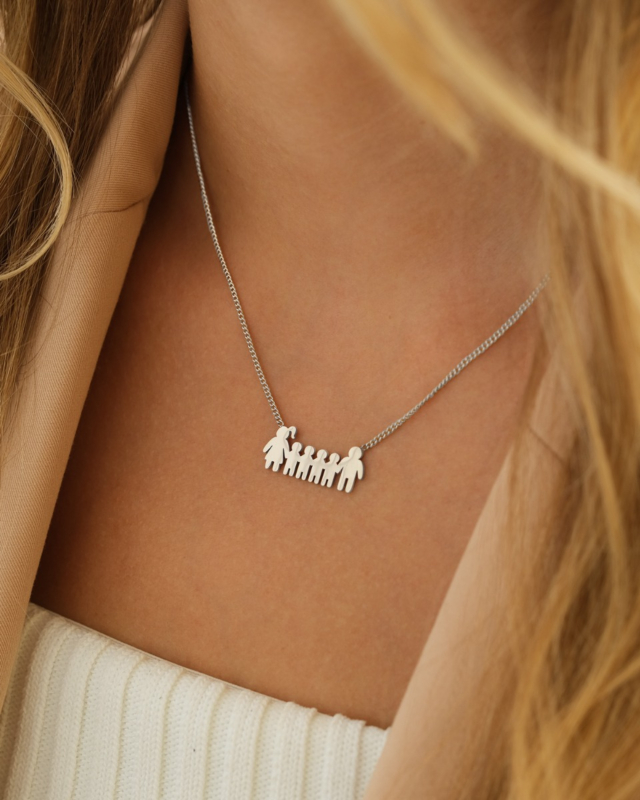 Model draagt ketting met man vrouw en vier kinderen