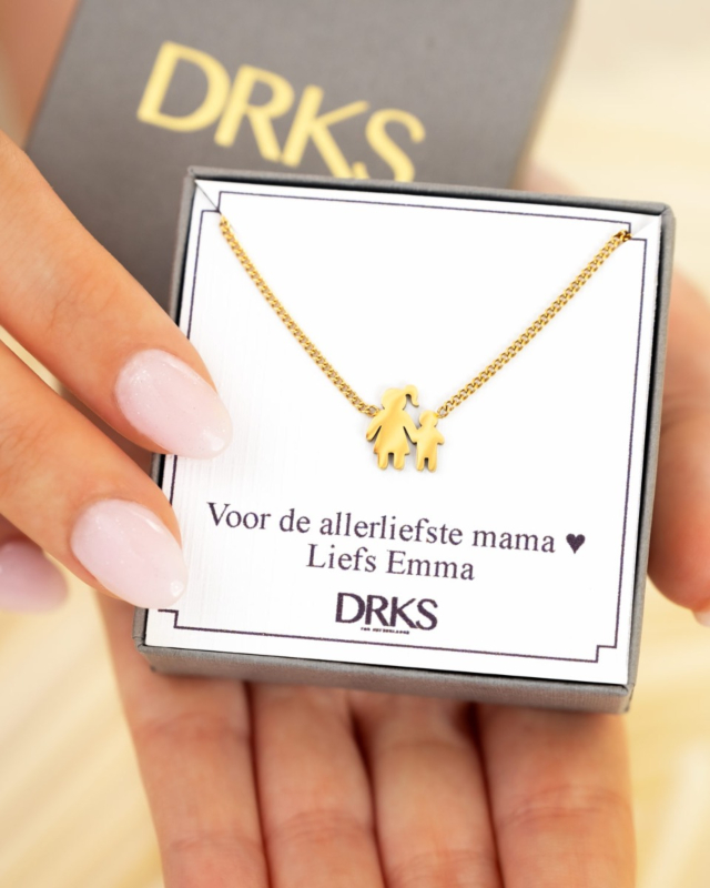 Gouden ketting met moeder en kind in sieradendoosje