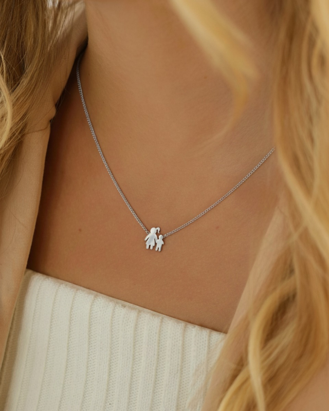Zilveren ketting met moeder en kind