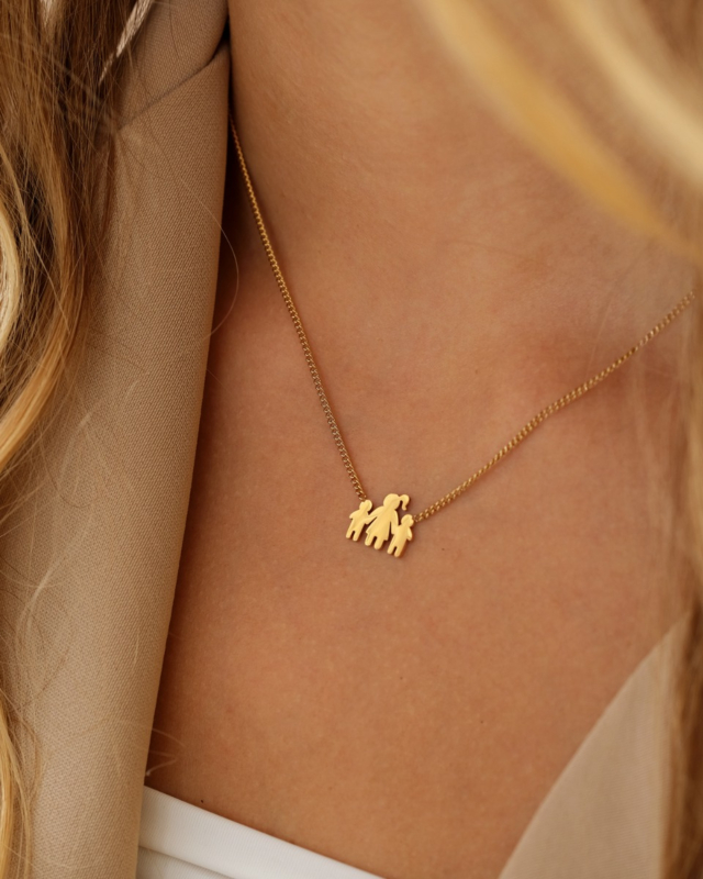 Gouden ketting met moeder en twee kinderen