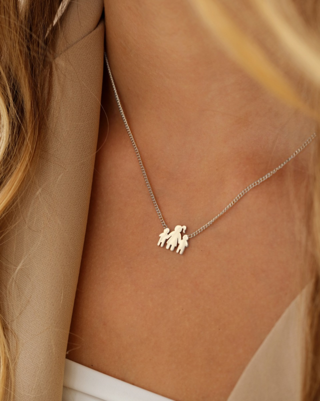 zilveren ketting met moeder en 2 kinderen