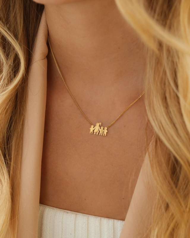 Gouden ketting met moeder en drie kinderen