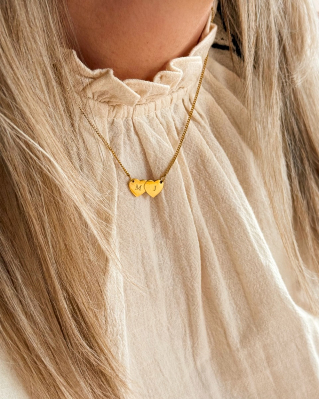 Initialen ketting met hartjes goudkleurig