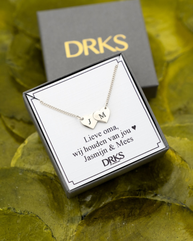 Hartjes ketting met 2 initialen in sieradendoosje