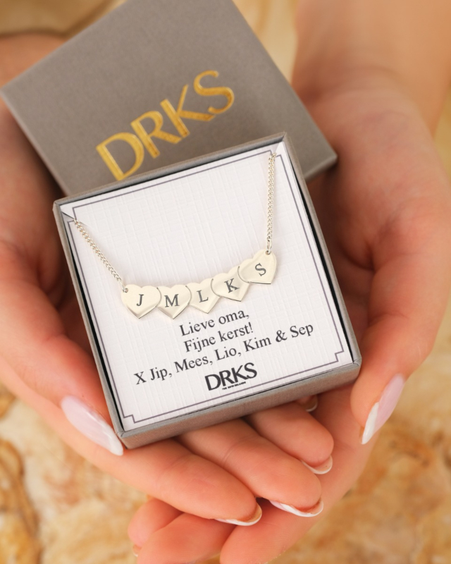 Zilveren hartjes ketting met initialen voor kerst