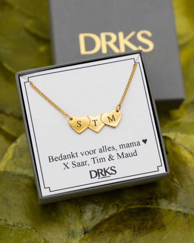 Hartjes ketting met 3 initialen in sieradendoosje