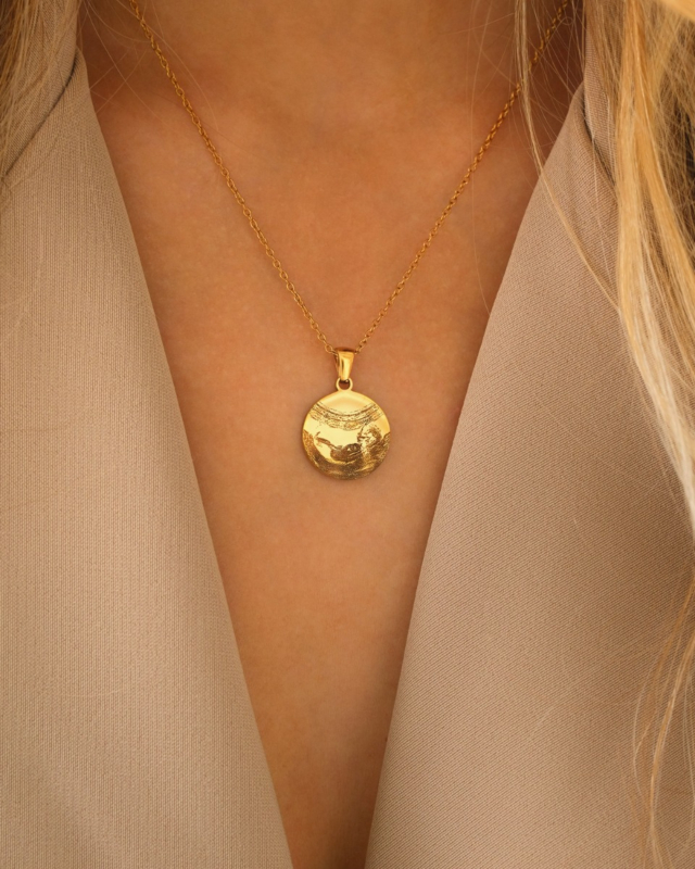 Echo ketting bij vrouw