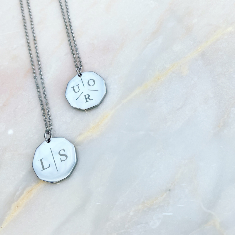 Trendy letter ketting voor een complete look om te kopen