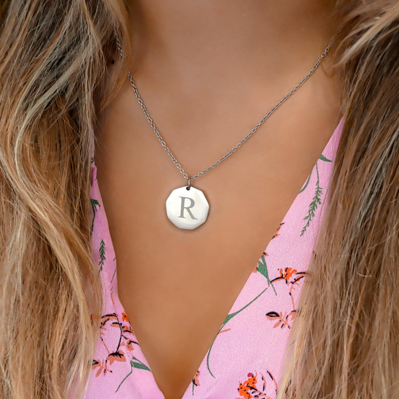 Mooie ketting met een letter erop gegraveerd 
