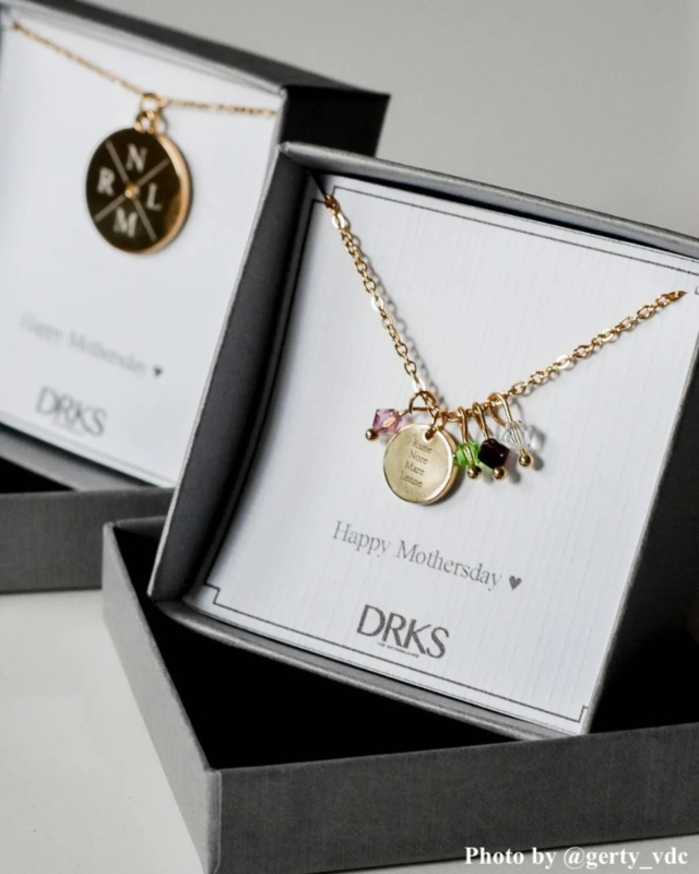 Influencer met birthstone ketting
