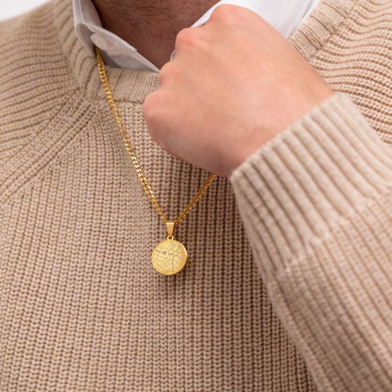 Man draagt Where we met necklace om hals
