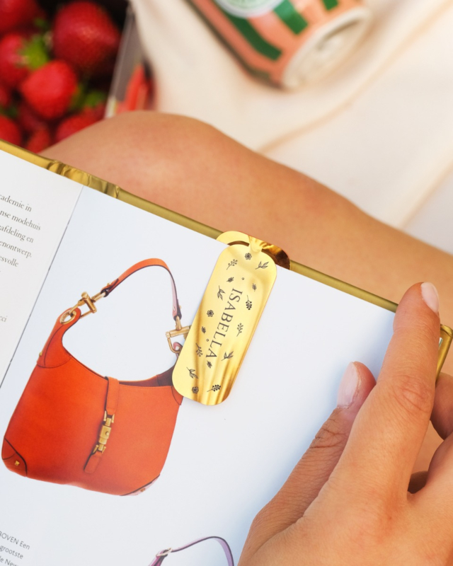 gouden boekenlegger met naam in boek