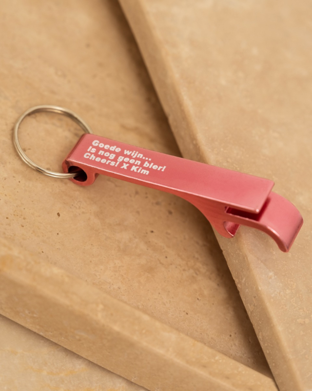 roze bieropener met gravering