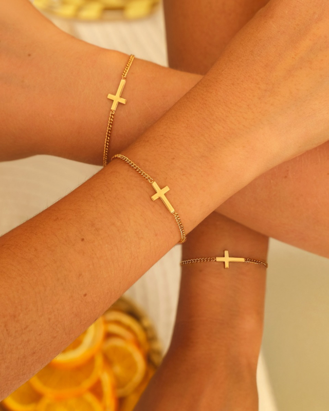 gouden armbandjes met kruisjes
